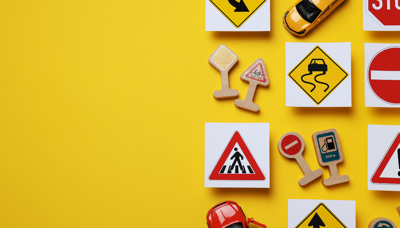 مجموعة من إشارات المرور المختلفة في المغرب